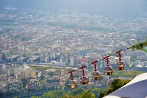 Cable_car_up_to_the_top_of_Bastille_Hill