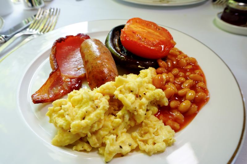 Main_course_of_breakfast_on_Braunton full english