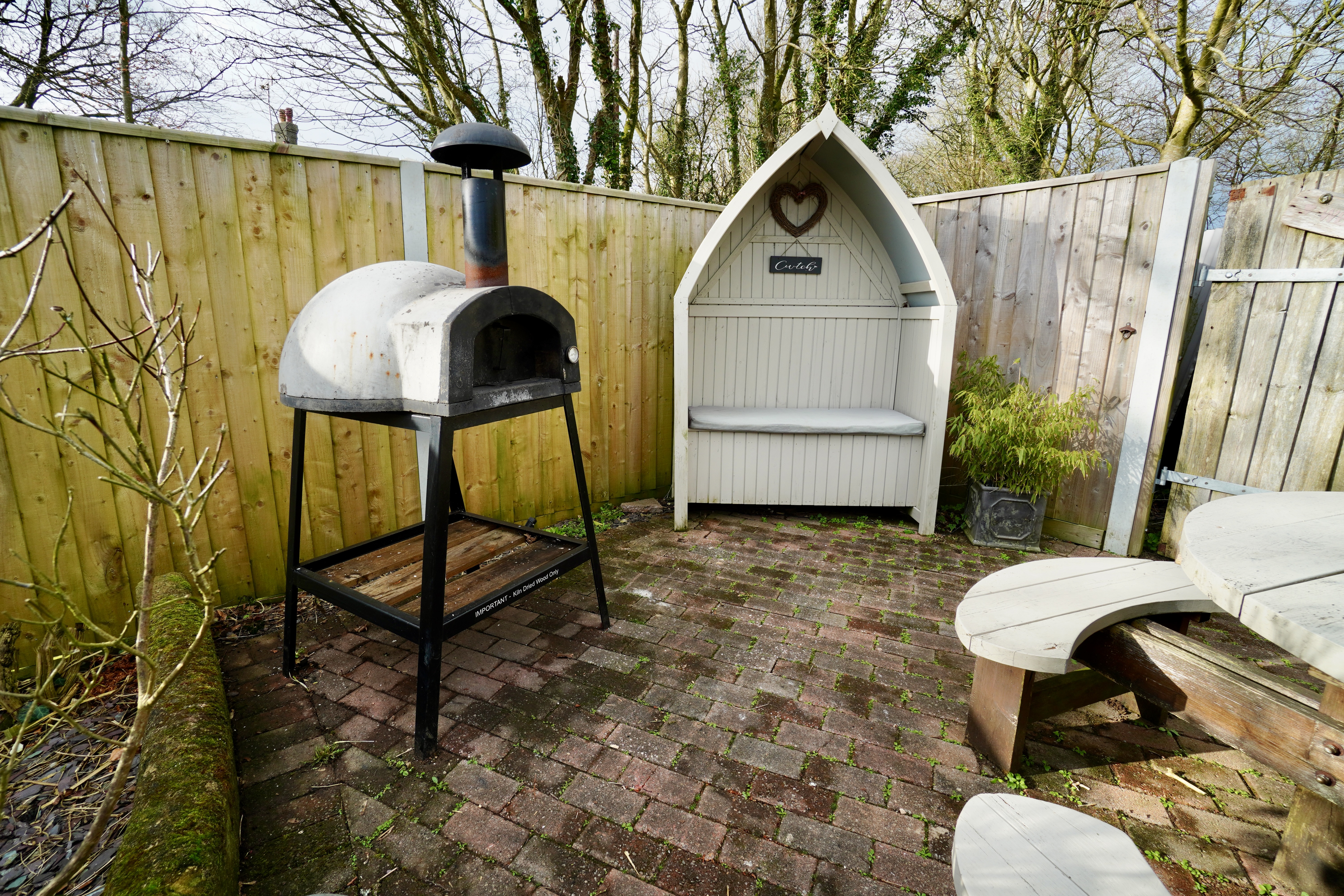 Pizza_oven_for_guests_at_the_Old_Dairy_Cottage