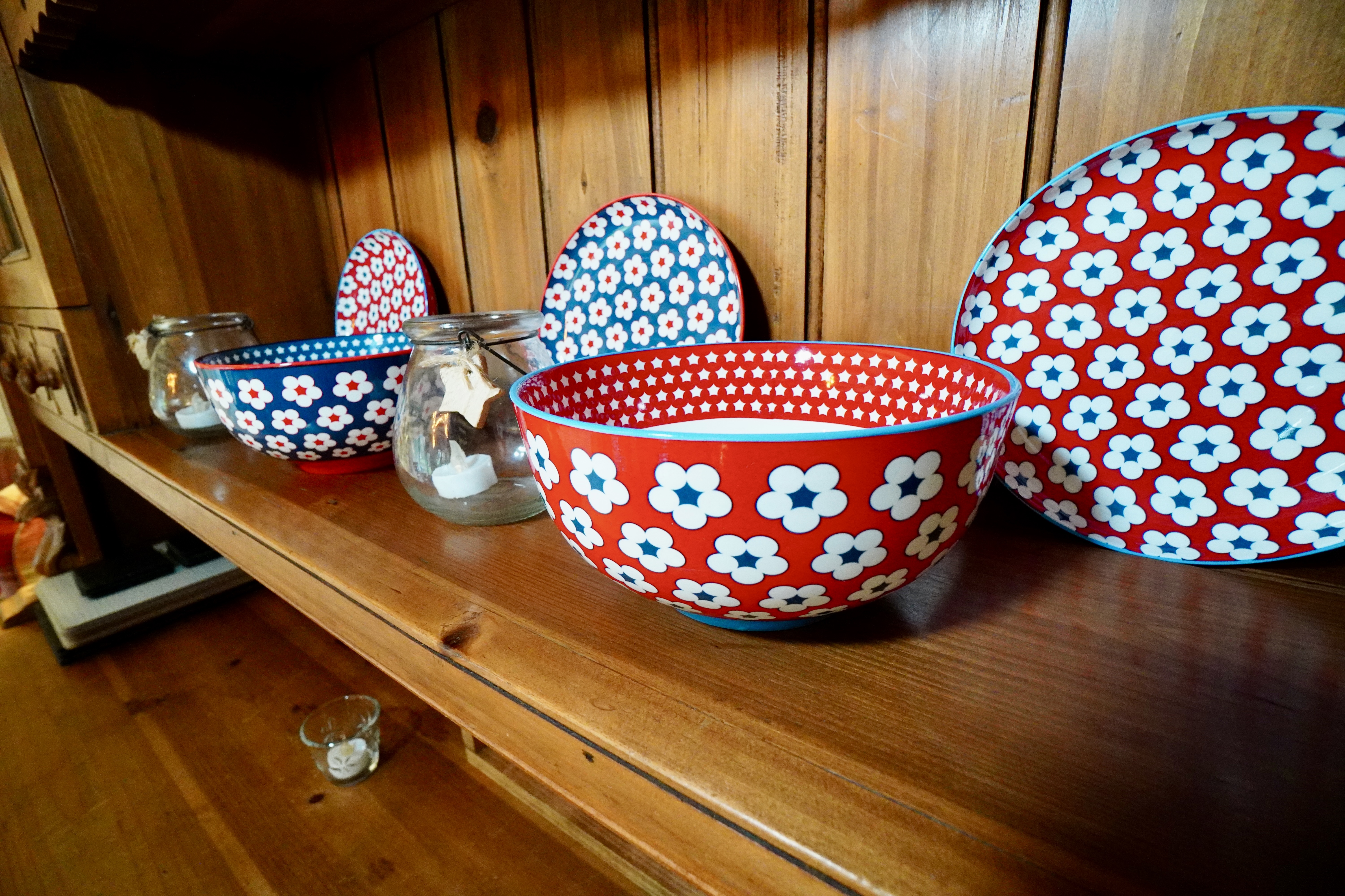 Red_and_Blue_patterned_crockery