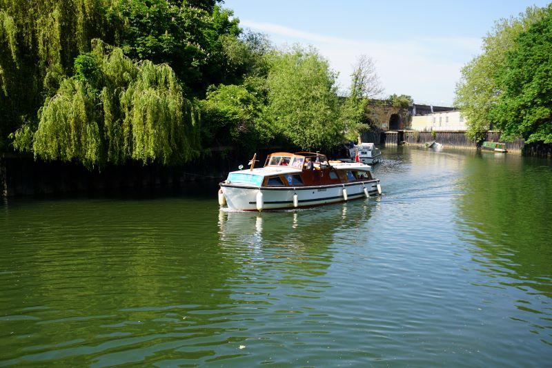 Relaxing_by_the_River_Avon_at_Bath
