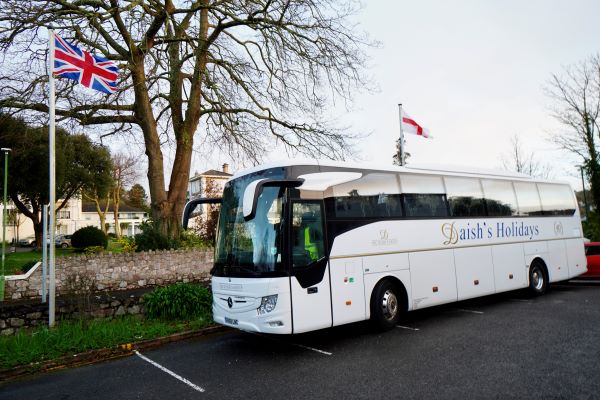 Guests_can_arrive_by_luxury_coach