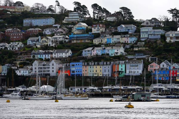 Looking_across_the_Dart_Estuart_from_Dartmouth_to_Kingswear