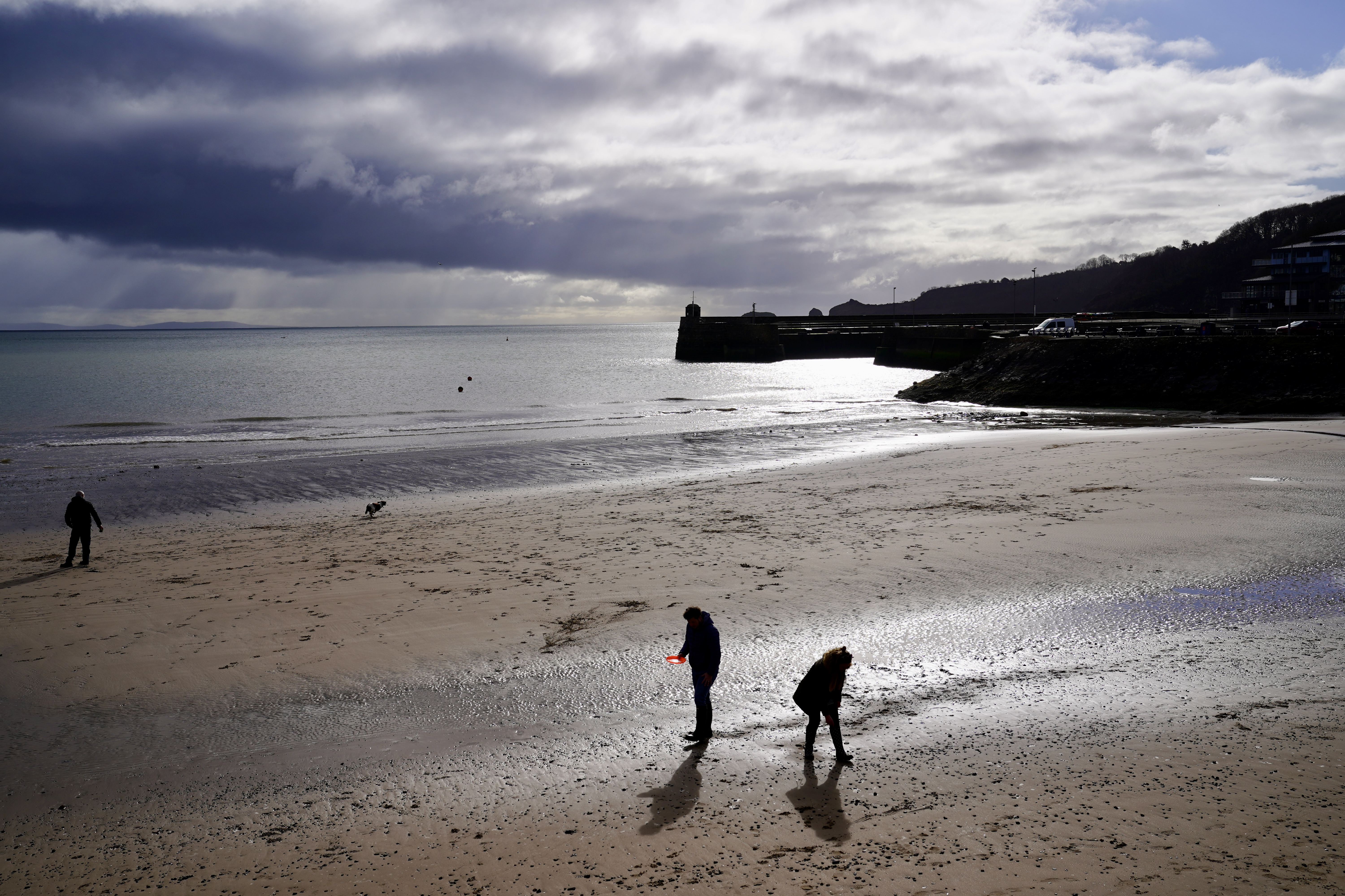 Off_season_beach_at_Saundersfoot Off_season_beach_at_Saundersfoot