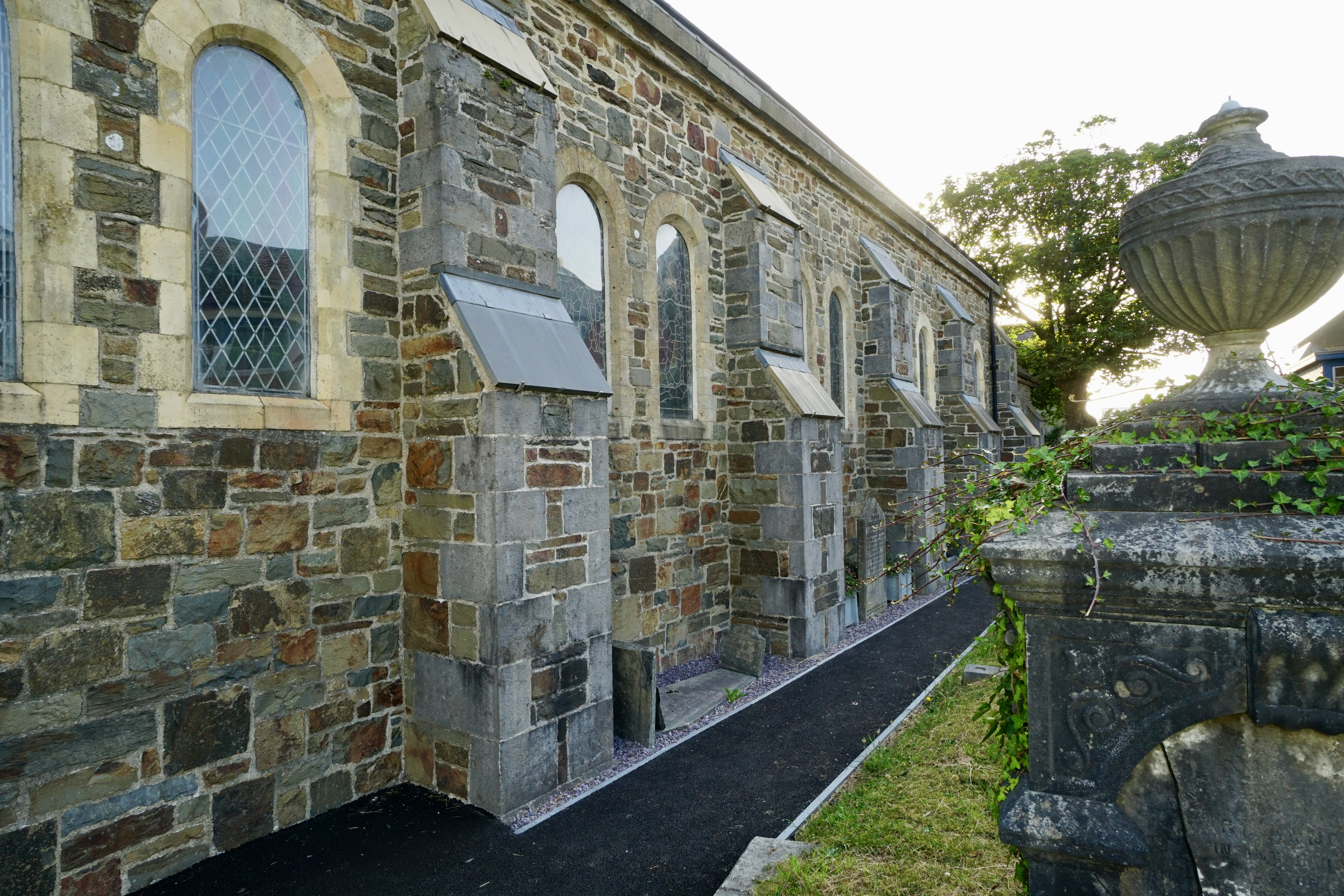 St_Marys_churchyard_in_Fishguard