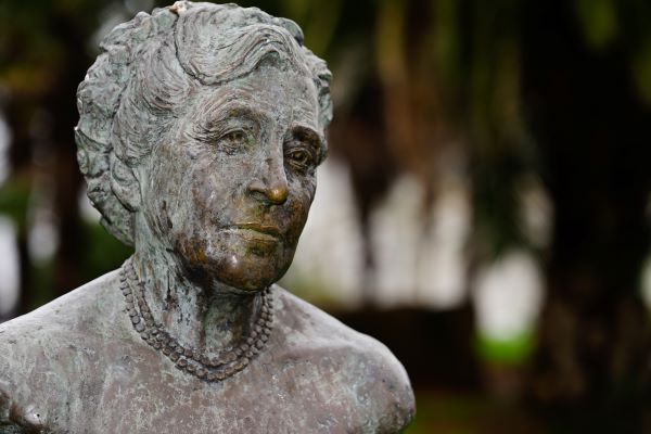 The_bust_of_Agatha_Christie_by_Dutch_artist_Carol_Van_Den_Boom-Cairns