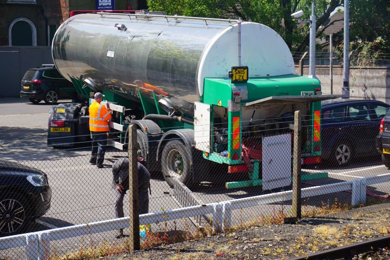 Water_tanker_ready_to_service_Braunton